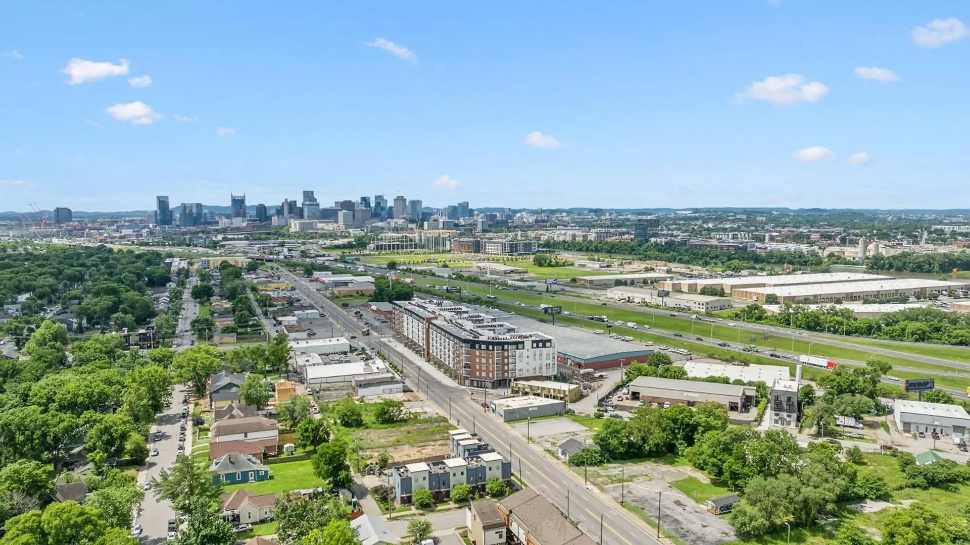 Spacious 3-Story Townhome W Rooftop & City Views Nashville Holiday home